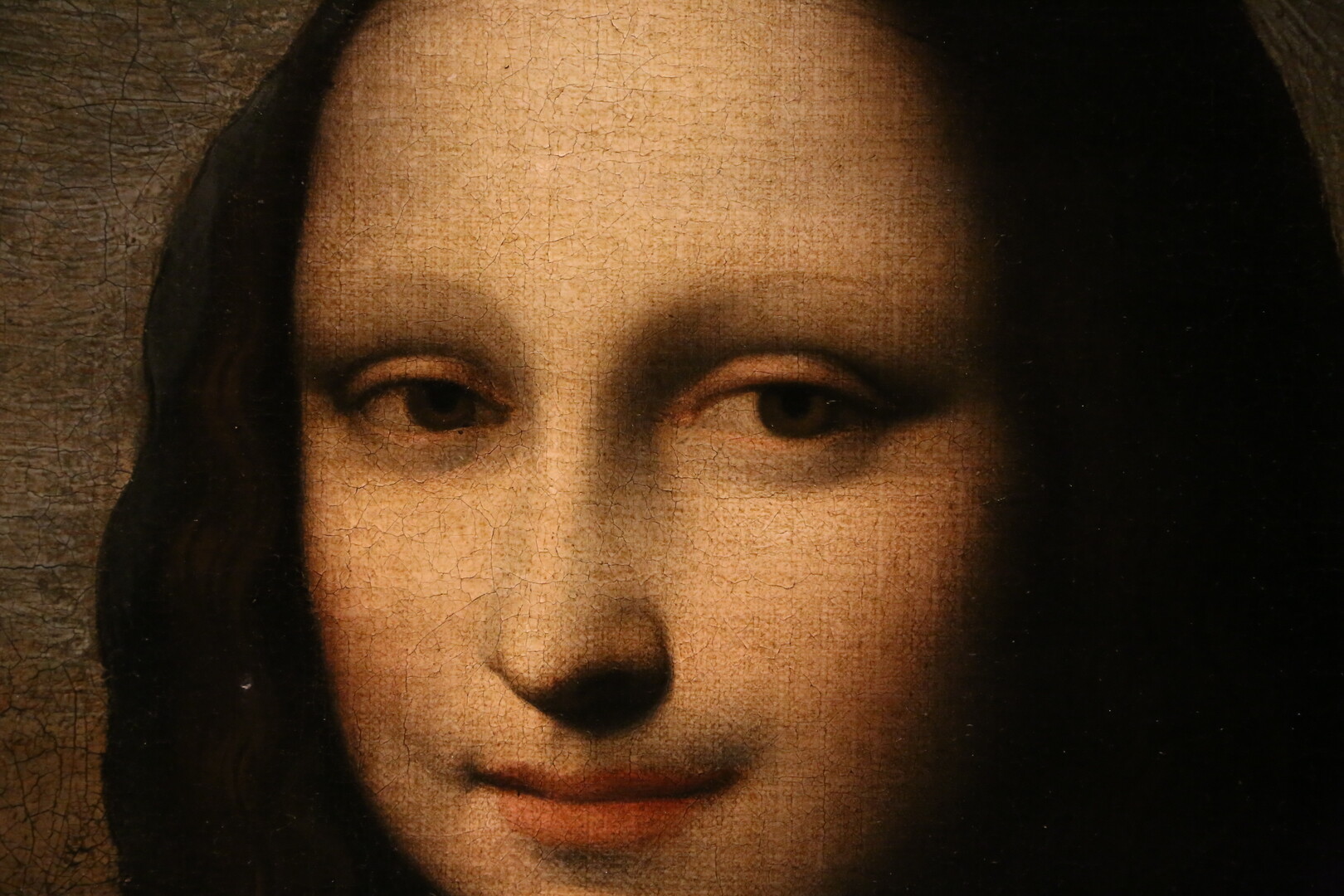 Detalhe em primeiro plano do rosto da Mona Lisa e do seu sorriso enigmático