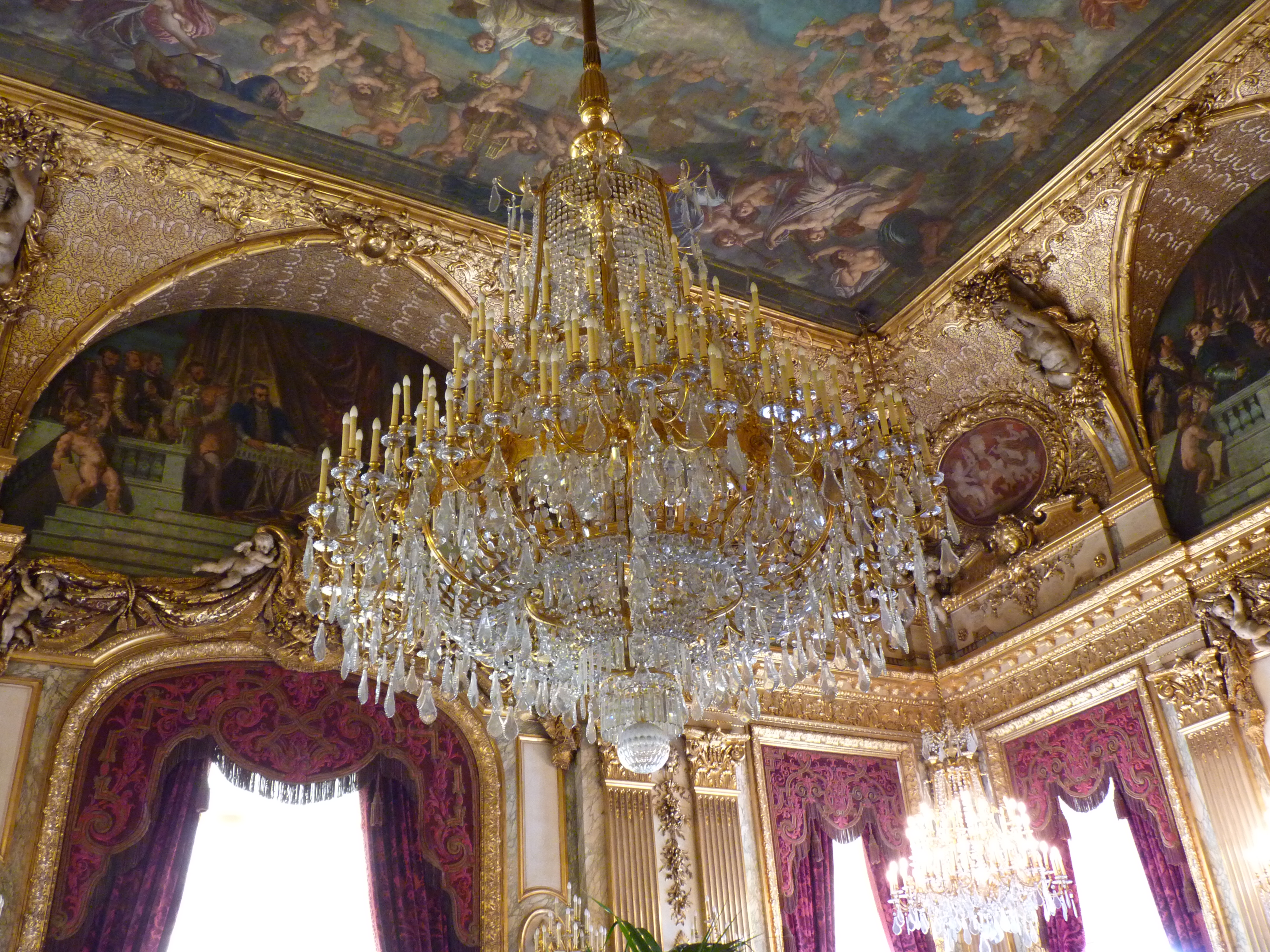 Dettaglio di decorazioni dorate e lampadario negli Appartamenti di Napoleone III