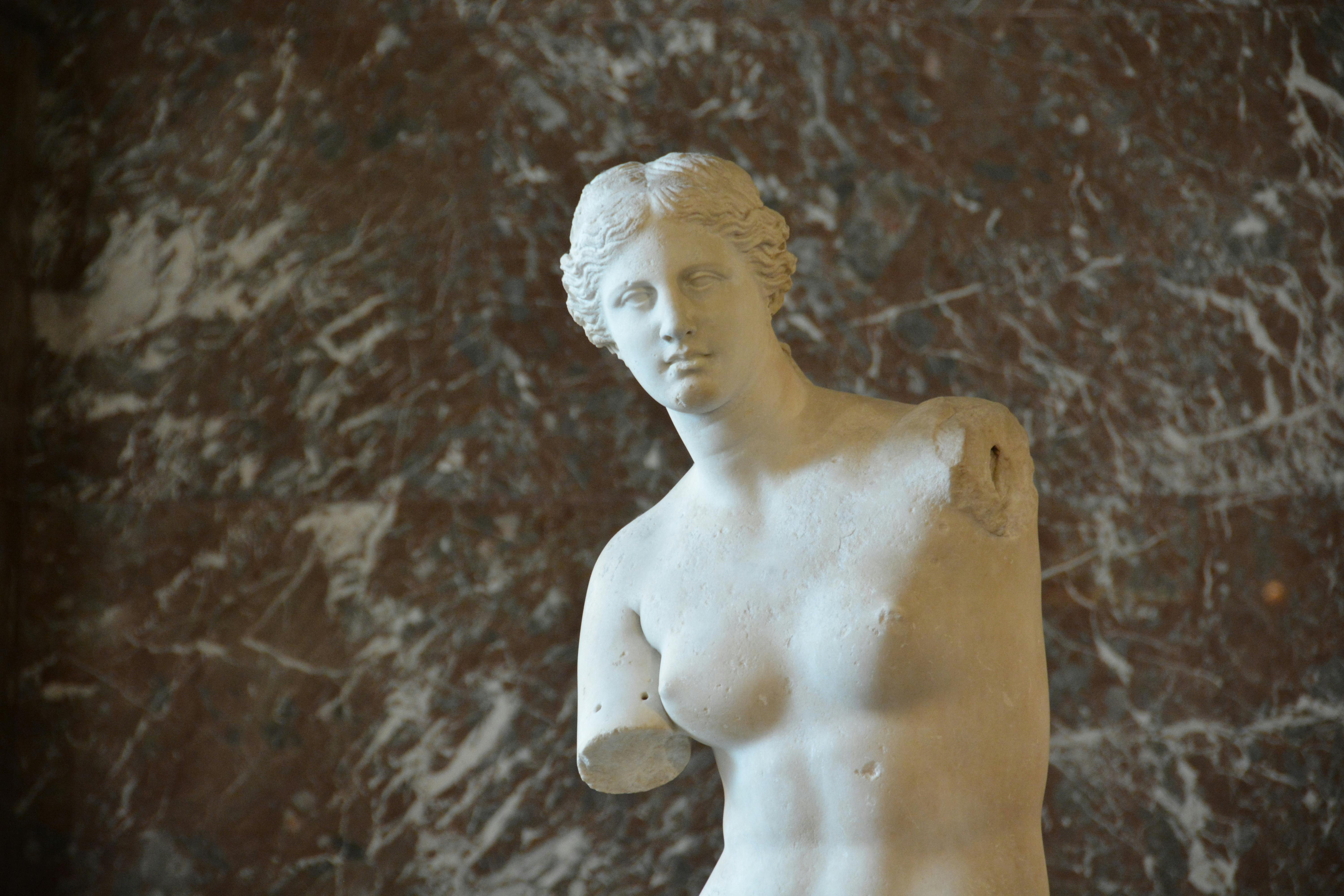 Dettaglio ravvicinato del busto della Venere di Milo e delle vesti classiche